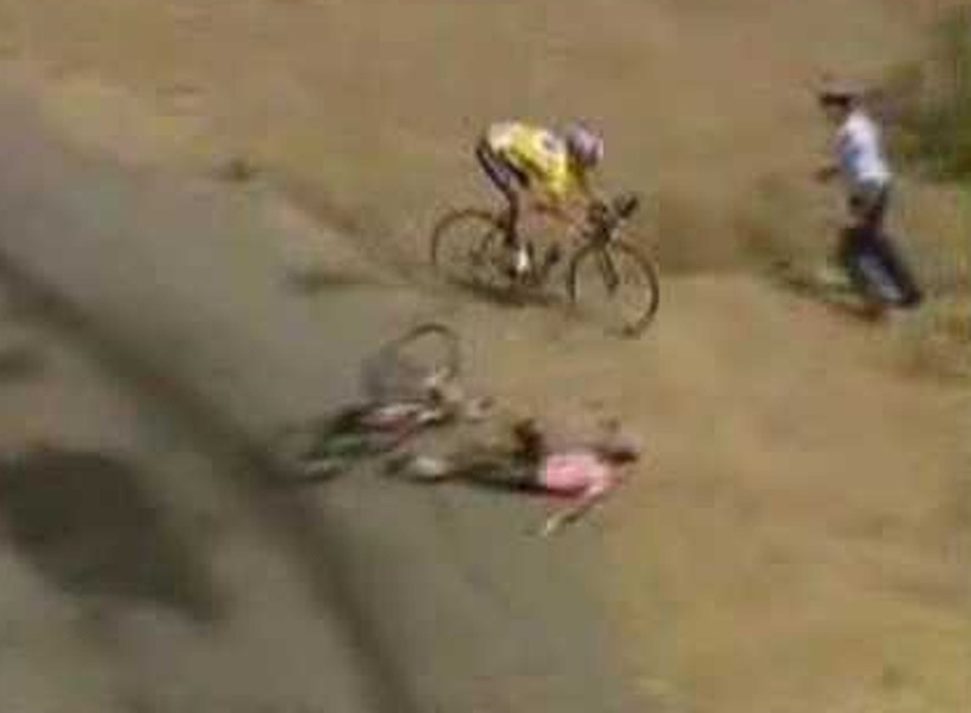 14.07.2003: Armstrong rettet sich nach dem Horrorsturz von Beloki mit einem Höllenritt querfeldein über das Kornfeld