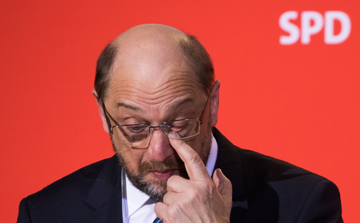 epa06503422 Leader of the Social Democratic Party (SPD) Martin Schulz gestures during a press conference at the SPD headquarters Willy-Brandt-Haus, in Berlin, Germany, 07 February 2018. Schulz announc ...