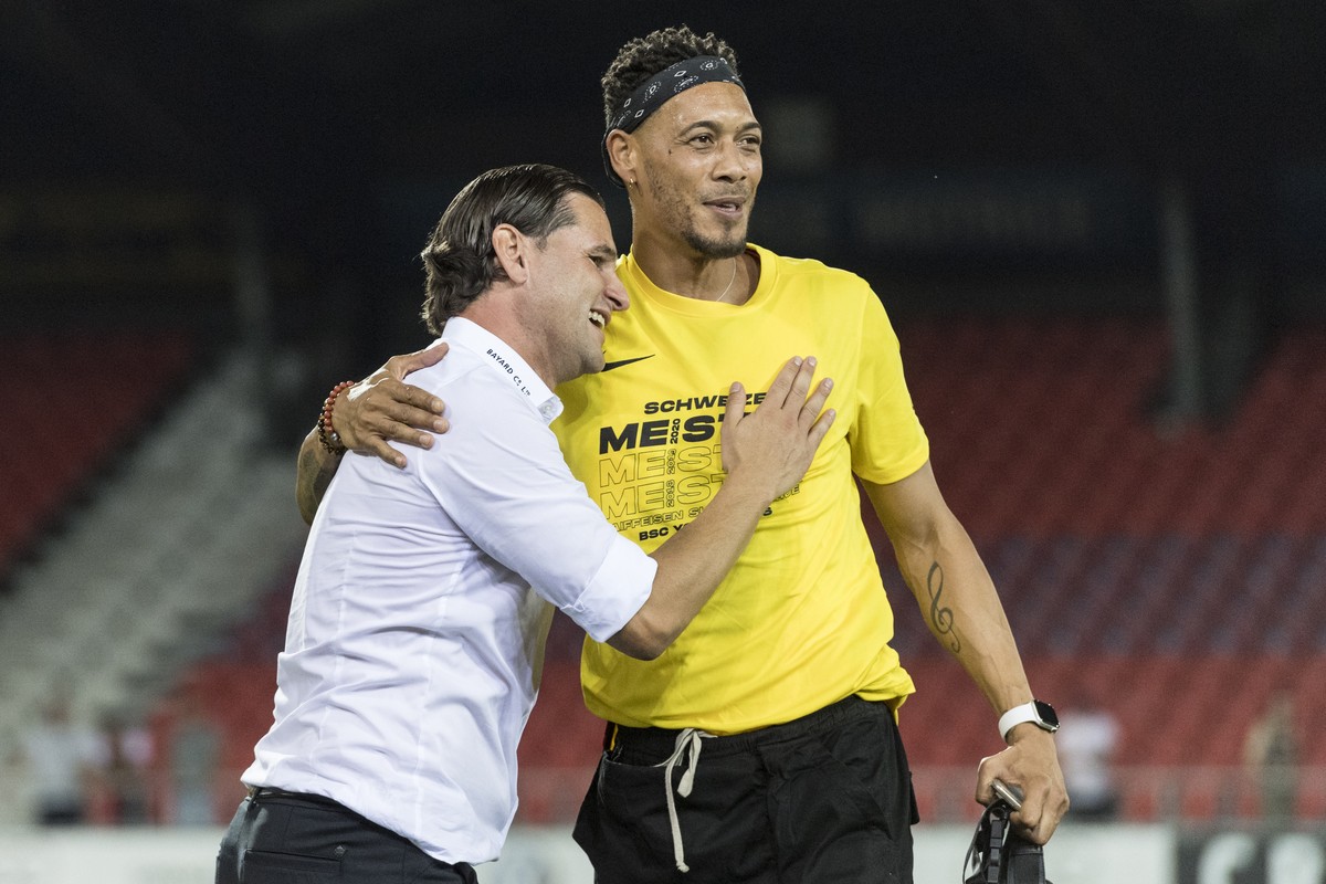ARCHIVBILD ZUM KEYSTONE-SDA ARTIKEL ZUR TRENNUNG VON GAUILLAUME HOARAU - YB headcoach Gerry Seoane, left, and injured Guillaume Hoarau celebrate after the conclusion of the Super League soccer match b ...