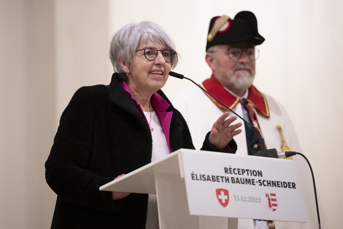 La nouvelle conseillere federale Elisabeth Baume-Schneider, a gauche, prend la parole, a l'occasion d'une reception en son honneur, ce jeudi 15 decembre 2022, dans l'eglise de Les Breul ...