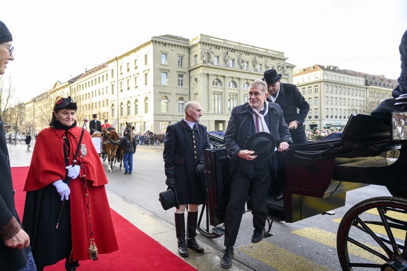 ankunft mit der Kutsche, die Exekutive, des Kanton Bern mit Christoph Neuhaus, Regierungspraesident (links) und .Herr Christoph Ammann, Regierungsvizepraesident waehrend des traditionellen Neujahrsemp ...