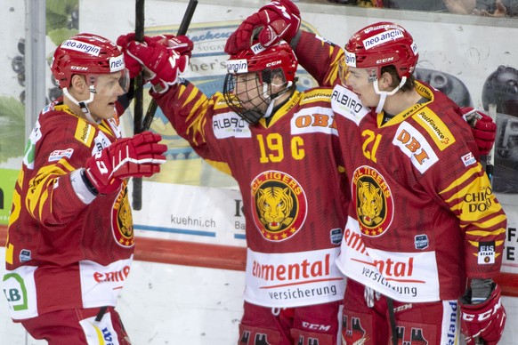 Tigers Harry Pesonen, Pascal Berger und Raphael Kuonen, von links, jubeln beim 4:1, waehrend dem Meisterschaftsspiel der National League, zwischen den SCL Tigers und dem SC Rapperswil-Jona Lakers, am  ...