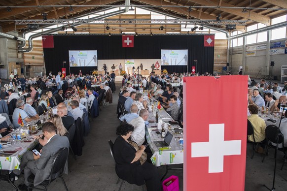 Eine Uebersicht in der Sporthalle, anlaesslich einer Delegiertenversammlung der SVP vom Samstag, 1. Juli 2023 in Kuessnacht am Rigi. (KEYSTONE/Urs Flueeler).