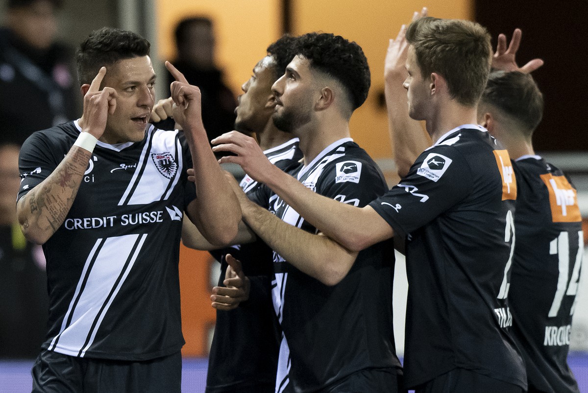 Aaraus Aleksandar Cvetkovic, links, jubelt nach seinem Tor zum 2-0 mit seinem Teamkollegen, im Fussball Meisterschaftsspiel der Challenge League zwischen dem FC Thun und dem FC Aarau, in der Stockhorn ...
