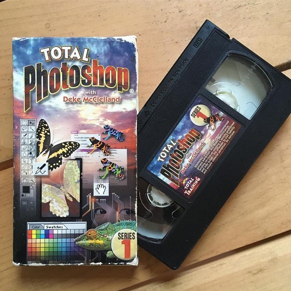 Hat man früher auf dem TV eine VHS-Kassette laufen lassen, um zu sehen, wie man photoshopped? Haha.