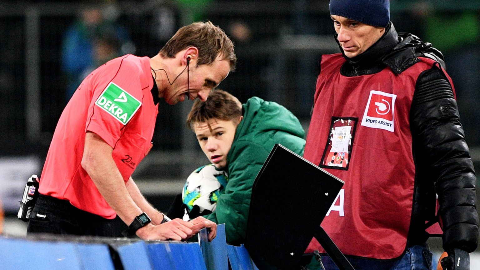 epa06379699 Referee Sascha Stegemann (L) looks at a replay of the video assistant referee (VAR) system during the German Bundesliga soccer match between Borussia Moenchengladbach and FC Schalke 04 at  ...