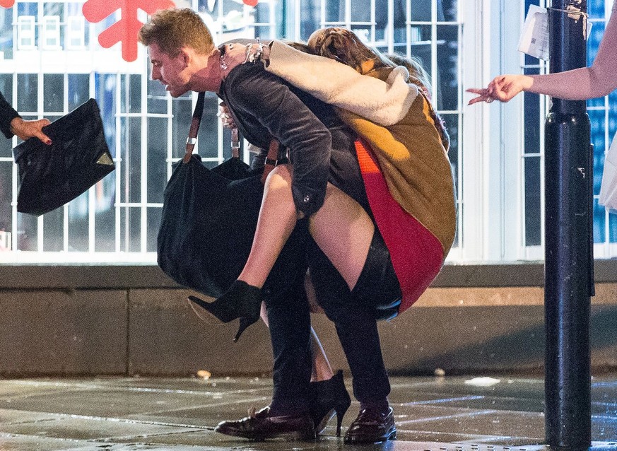 Mandatory Credit: Photo by Joel Goodman/LNP/REX/Shutterstock (4315055i)
A man carries a woman on his back , along Deansgate
Black Friday, Manchester, Britain - 19 Dec 2014

(FOTO:DUKAS/REX)