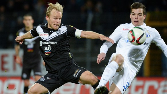 Luganos Antoine Rey, links, im Spiel um den Ball gegen Zuerichs Kevin Bua, rechts, beim Fussball Meisterschaftsspiel der Super League zwischen dem FC Lugano und dem FC Zuerich am Samstag, 20. Februar  ...