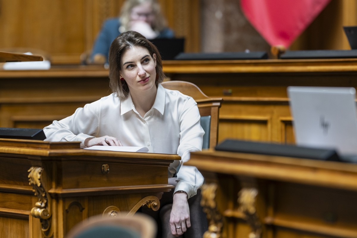 Anna Rosenwasser, SP-ZH, hoert einem Votum zu, waehrend der Debatte um die Volksinitiative der JUSO "Initiative fuer eine Zukunft", an der Fruehjahrssession der Eidgenoessischen Raete, am Di ...