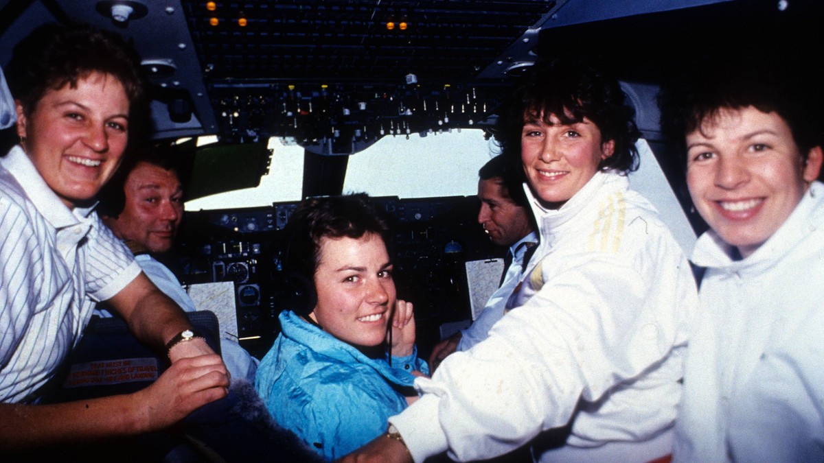 v.li.: Brigitte Oertli, Michela Figini, Maria Walliser und Vreni Schneider (alle Schweiz) im Flugzeug auf dem Weg zu den Olympischen Winterspielen in Calgary

v left Brigitte Oertli Michela Figini M ...