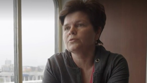 Ludmilla wurde zusammen mit ihrer fünfjährigen Tochter nach Russland gebracht. Von dort flüchteten sie dann nach Estland und leben nun auf einer Fähre.