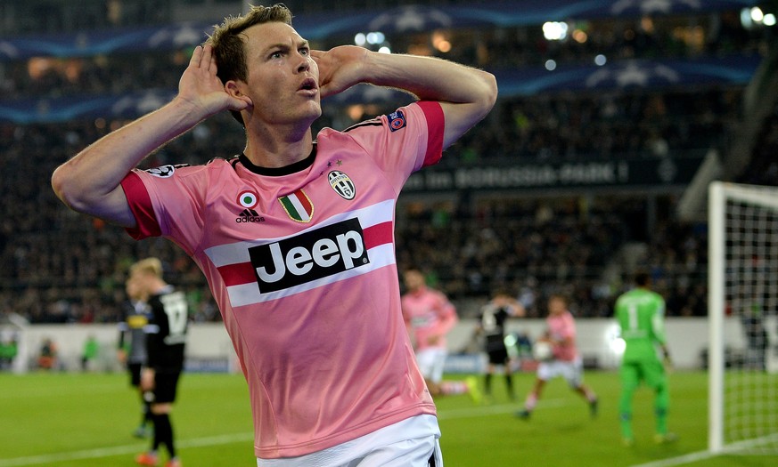 Der genesene Herz-Patient Stephan Lichtsteiner lässt sich bei seinem Comeback für Juventus als Torschütze feiern.&nbsp;