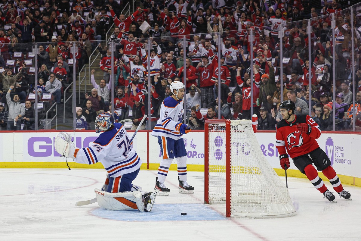 NHL, Eishockey Herren, USA Edmonton Oilers at New Jersey Devils Nov 21, 2022 Newark, New Jersey, USA New Jersey Devils center Nico Hischier 13 celebrates a goal by left wing Jesper Bratt not pictured  ...