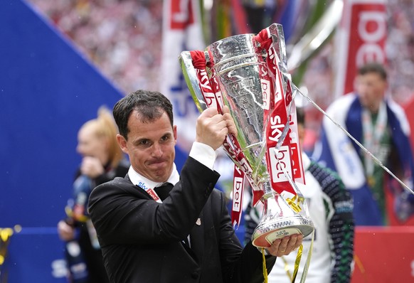 Sunderland manager Regis Le Bris lifts the trophy following the Sky Bet Championship play off final between Sheffield United and Sunderland, at Wembley Stadium, London, Saturday May 24, 2025. (Nick Po ...