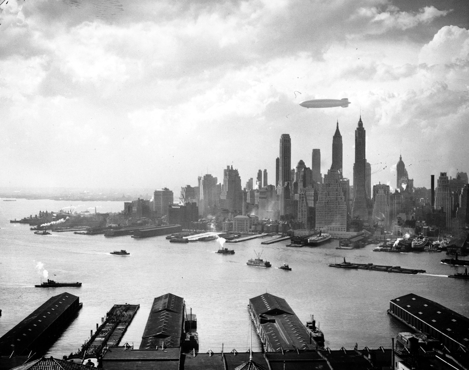 Hier sehen wir den deutschen Zeppelin Hindenburg, 1937 über Manhattan. Später <a href="http://www.watson.ch/!255063875">kam's zur Katastrophe</a>.