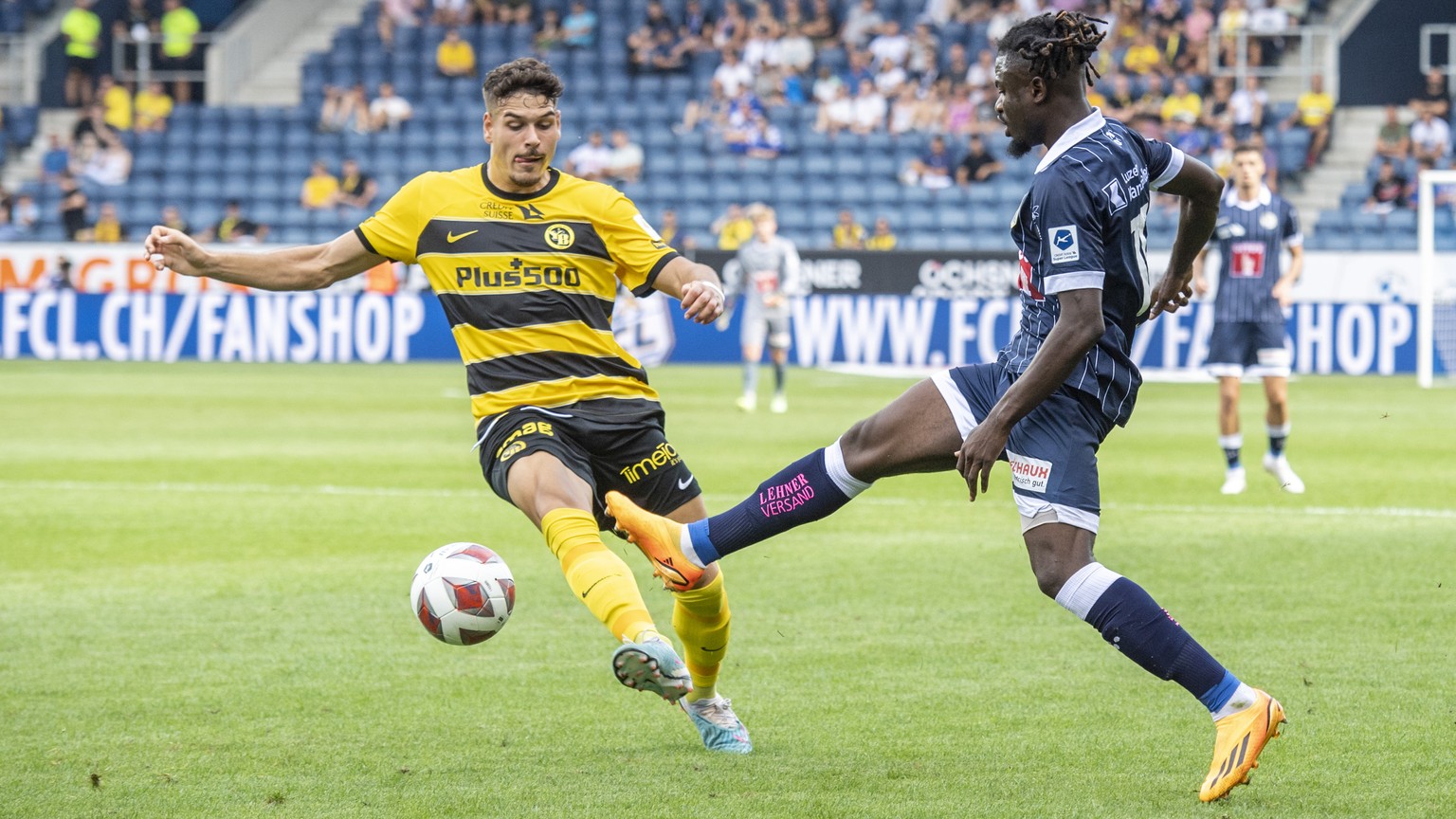 Nicky Beloko, rechts, von Luzern im Spiel gegen Filip Ugrinic, links, von YB beim Super League Meisterschaftsspiel zwischen dem FC Luzern und dem BSC Young Boys vom Sonntag, 13. August 2023 in Luzern. ...