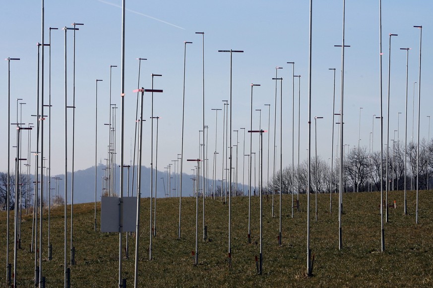 ARCHIVBILD ZU DEN HEUTIGEN MEDIENKONFERENZEN UEBER DIE ZERSIEDELUNGSINITIATIVE, AM DIENSTAG, 8. JANUAR 2019 - in Baugespann kuendigt eine grosse Baustelle an, am Samstag, 23. Februar 2008 in Zumikon.  ...