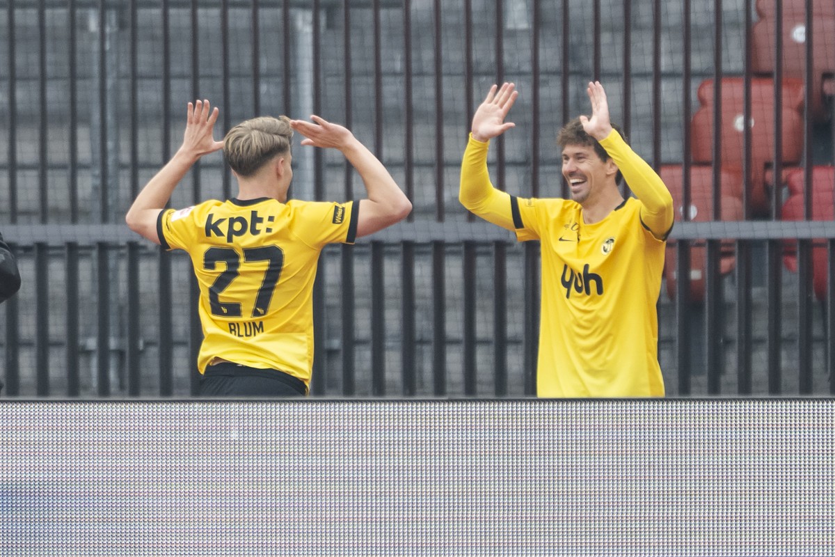 Christian Fassnacht (YB), rechts, jubelt nach seinem 0:2 Tor mit Lewin Blum (YB), rechts, im Fussball Meisterschaftsspiel der Swiss Super League zwischen dem Grasshopper Club Zuerich (GC) und den BSC  ...