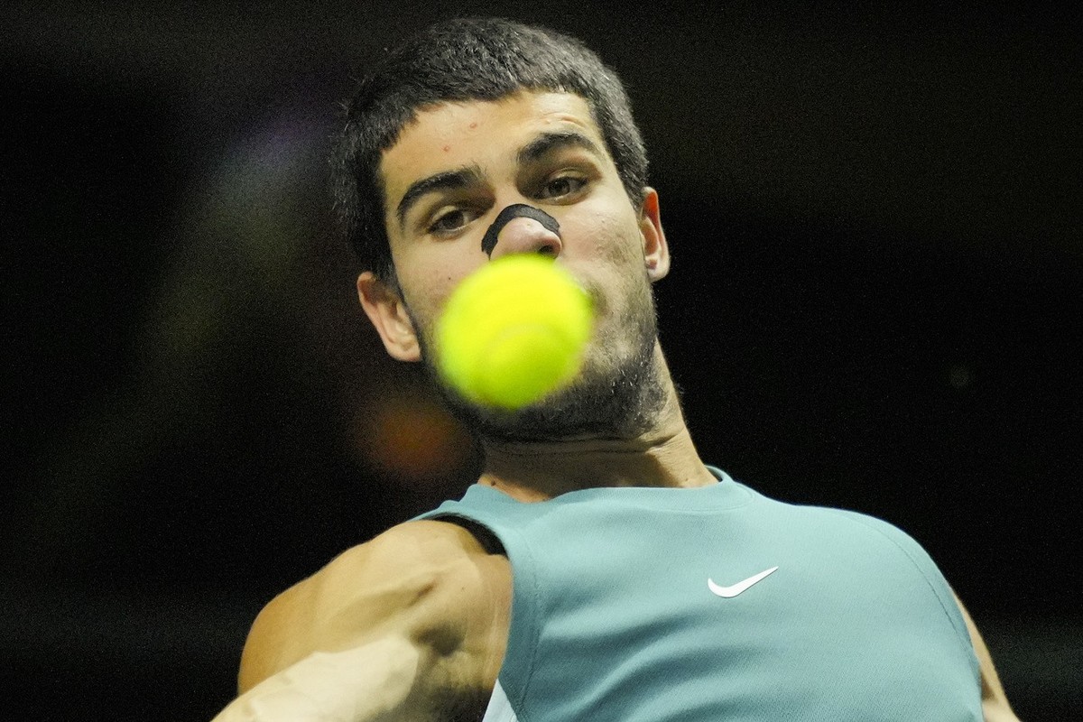 Spain's Carlos Alcaraz returns to Poland's Hubert Hurkacz during the semi-final match of the ABN AMRO Tennis Tournament in Rotterdam, Netherlands, Saturday, Feb. 8, 2025. (AP Photo/Peter Dej ...