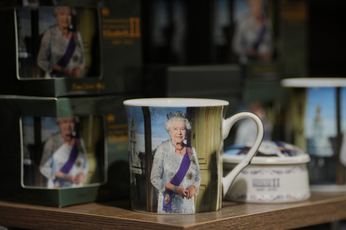 Mugs with photos of late Queen Elizabeth II are on display for sale at a souvenirs shop in London, on April 17, 2026. (AP Photo/Kin Cheung)
Britain Queen's Centenary