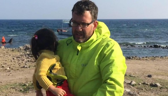 Michael Räber am Strand von Lesbos.