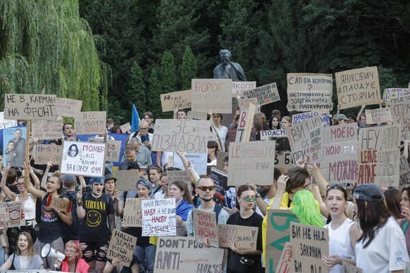 epa12259679 Ukrainian people attend a protest against the restriction of the autonomy of Ukrainian anti-corruption authorities in Kyiv, Ukraine, 24 July 2025. Ukrainians gathered to protest the limite ...