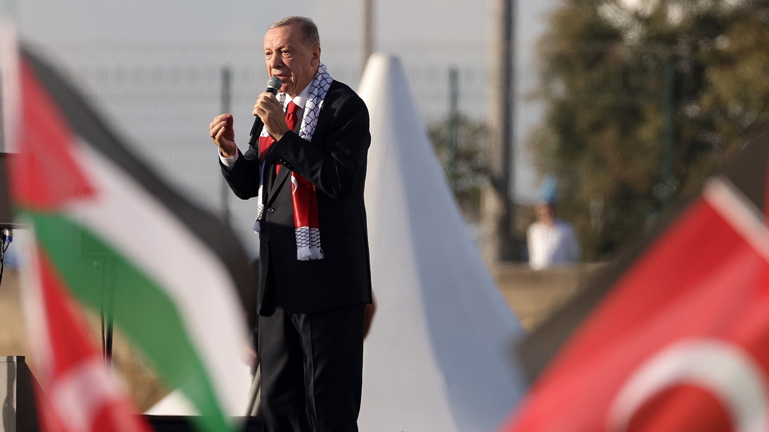 epaselect epa10945558 Turkish President Recep Tayyip Erdogan speaks during a pro-Palestinian rally at the Ataturk Airport in Istanbul, Turkey, 28 October 2023. Thousands of Israelis and Palestinians h ...