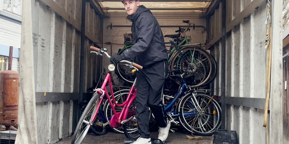 Velafrica organisiert eine Abholaktion für Velos, die in der Werkstatt Drahtesel verarbeitet werden und in verschiedene Länder geschickt und gespendet werden.
