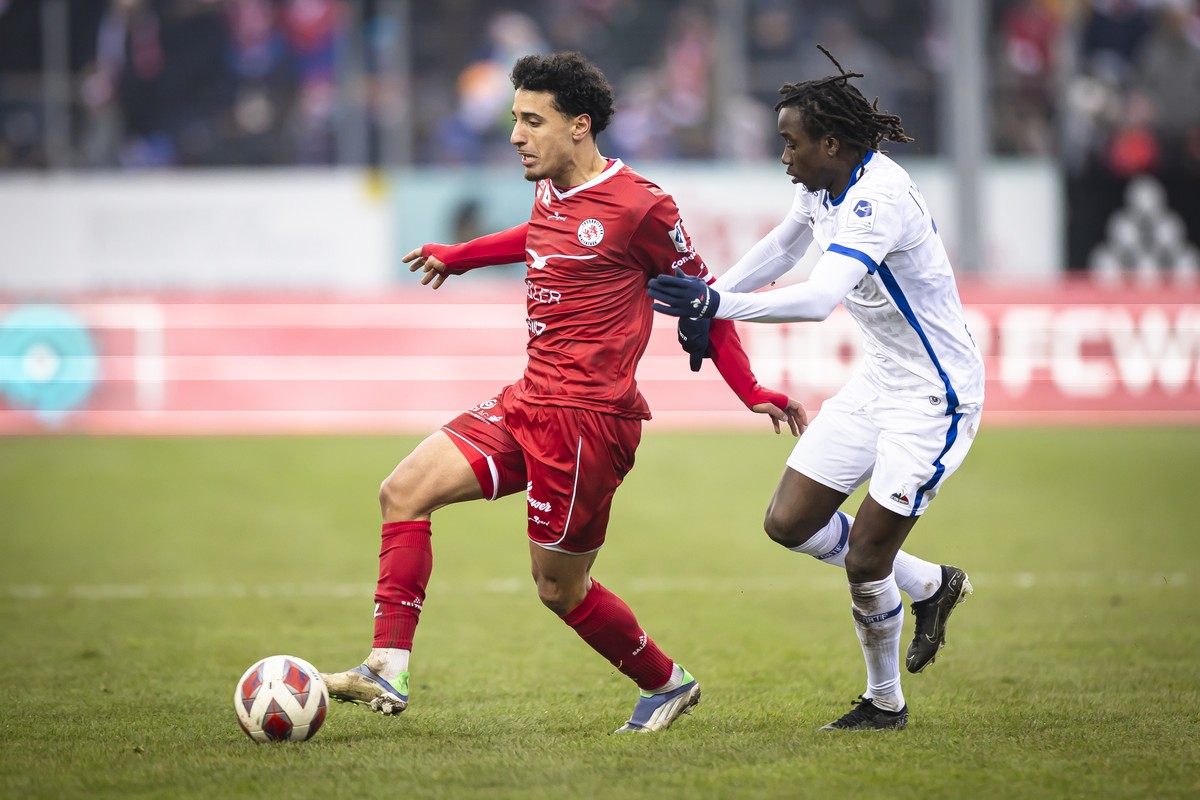 Winterthurs Sayfallah Ltaief, links, spielt um den Ball mit Lausanne Sports Fousseni Diabate im Fussball Meisterschaftsspiel der Super League zwischen dem FC Winterthur und dem FC Lausanne-Sport im St ...