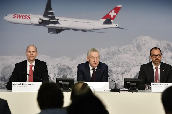 Michael Niggemann, links, CFO Swiss, Thomas Kluehr, Mitte, CEO und Markus Binkert, rechts, CCO orientieren an einer Medienkonferenz in Kloten am Donnerstag, 15. Maerz 2018 ueber das vergangene Geschae ...