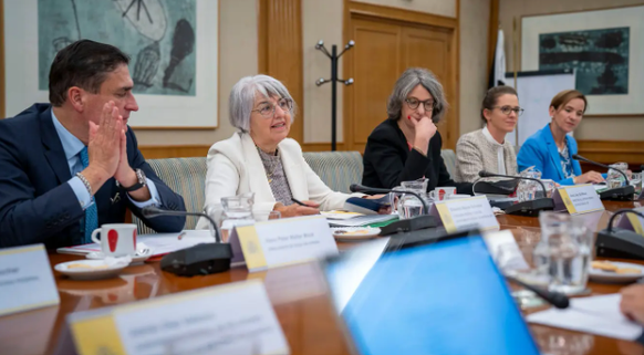 Botschafter Hanspeter Mock, Bundesrätin Elisabeth Baume-Schneider und BAG-Direktorin Anne Lévy (von links) unterhielten sich mit verschiedenen Gesundheitsexpertinnen und -experten.