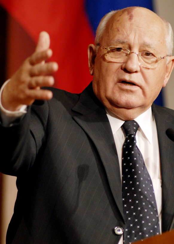 ARCHIV - ZUM 30. JAHRESTAG DER WAHL VON MICHAIL GORBATSCHOW ZUM OBERSTEN SOWJET AM MONTAG, 1. OKTOBER 2018, STELLEN WIR IHNEN FOLGENDES BILDMATERIAL ZUR VERFUEGUNG - Former Soviet President Mikhail Go ...