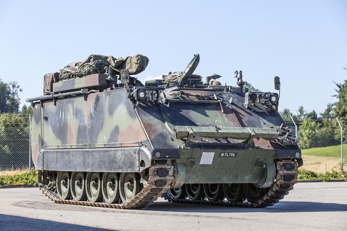 An armored commando infantry fighting tank 63/07 M113 of the Swiss Armed Forces, pictured in Hinwil in the Canton of Zurich, Switzerland, on July 17, 2014. (KEYSTONE/GAETAN BALLY)

Ein Kommando Schuet ...