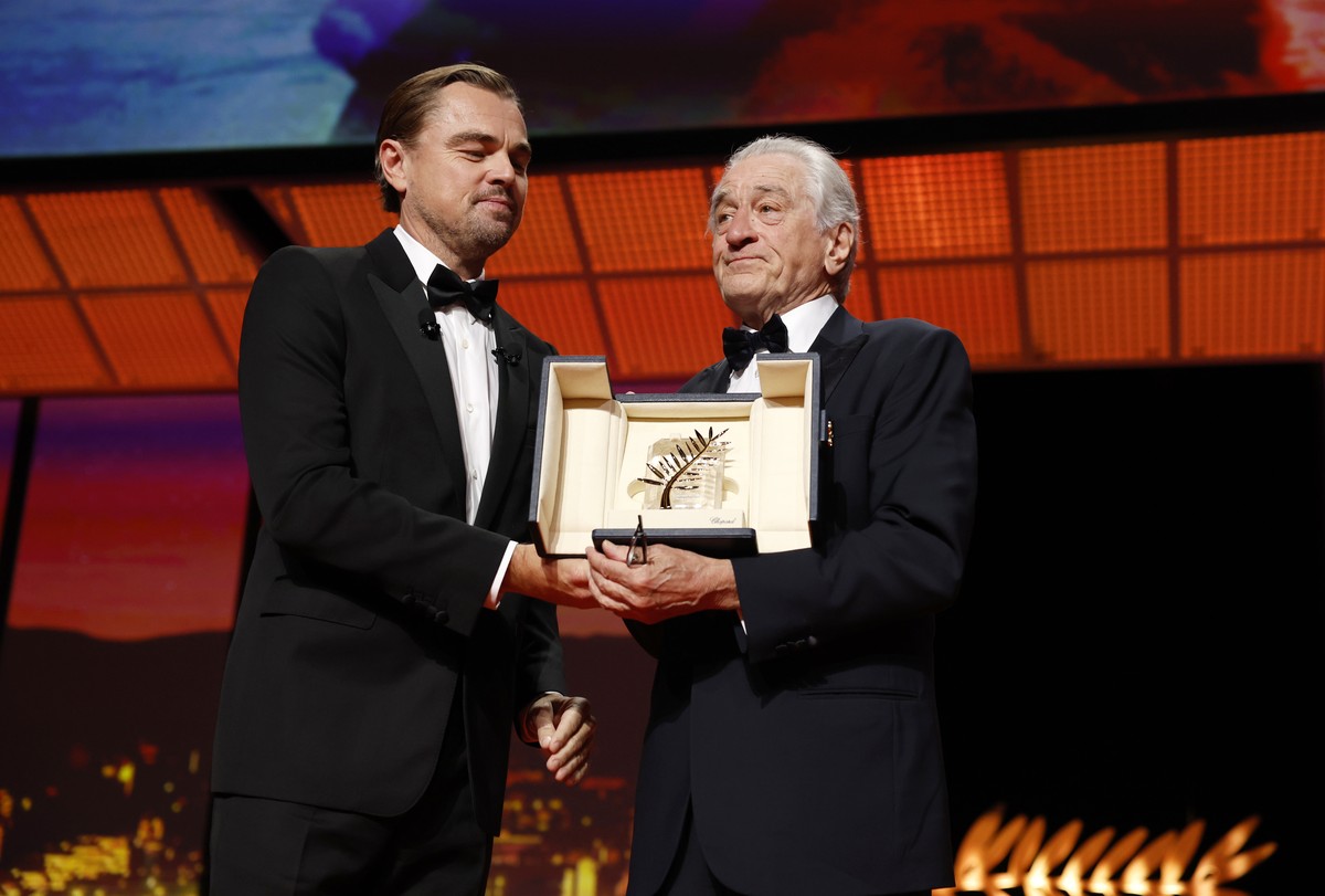 epa12097338 Robert De Niro (R) receives the Honorary Palme d'Or from Leonardo DiCaprio during the opening ceremony of the 78th annual Cannes Film Festival, in Cannes, France, 13 May 2025. The fil ...