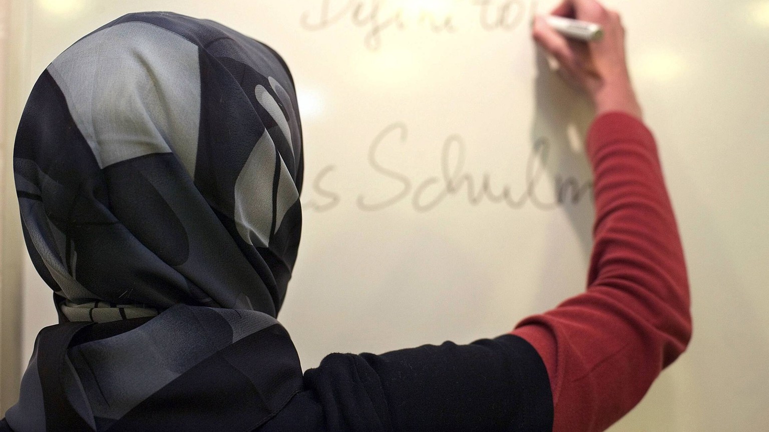 Lehrerin mit Kopftuch in einer deutschen Schule gestelltes Foto. Im sogenannten Kopftuchurteil des Bundesverfassungsgerichtes vom 24. September 2003 gaben die obersten Richter vor zehn Jahren der musl ...