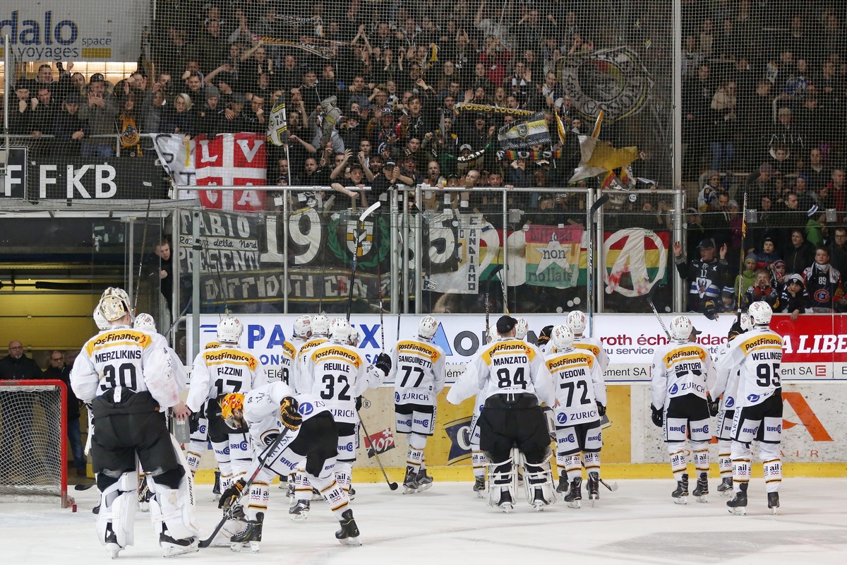 Luganos Spieler jubeln vor ihren Fans nach dem Sieg im vierten Eishockey Playoff-Viertelfinalspiel der National League zwischen dem HC Fribourg-Gotteron und dem HC Lugano, am Samstag, 17. Maerz 2018,  ...