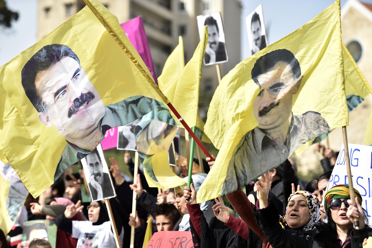 epaselect epa07371968 Supporters of Kurdistan Workers' Party (PKK) living in Lebanon carry banners, placards, national flags and pictures of Kurdistan Workers' Party (PKK) leader Abdullah Oc ...
