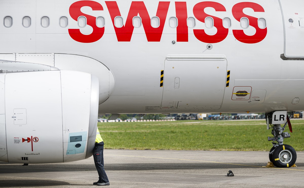 ARCHIVBILD ZUR PRAEZISIERUNG DES STELLENABBAUS BEI DER SWISS, AM DIENSTAG, 15. JUNI 2021 - coVIDE Photo Set - Aechnical staff member of the "Swiss" airline performs maintenance operations on ...