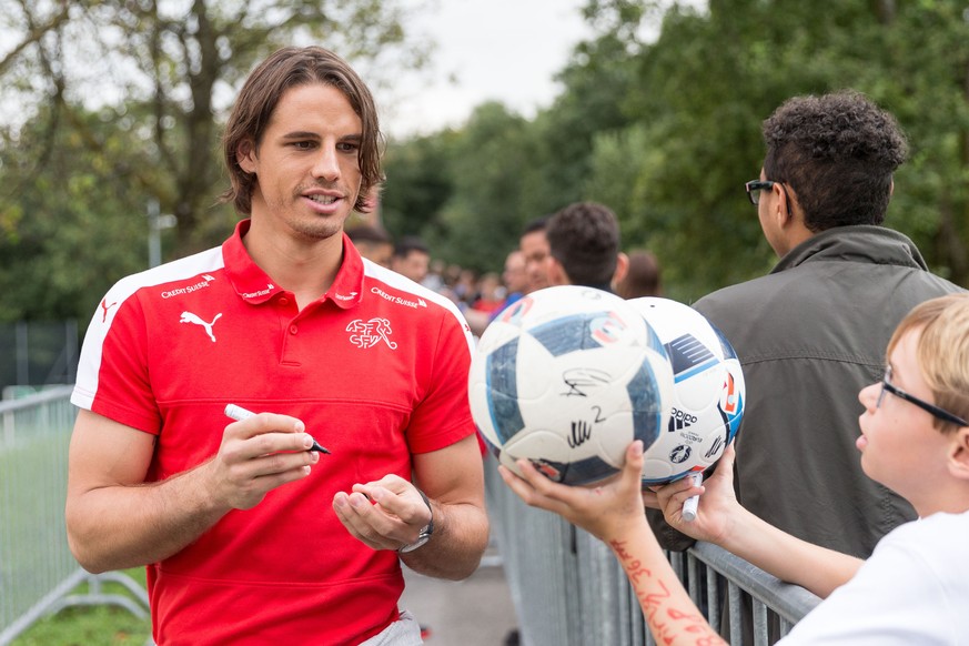 Torhueter Yann Sommer verteilt Autogramme an Fans waehrend den Swiss Football Awards am Montag, 29. August 2016 in Lachen SZ. (PPR/Dominik Baur)