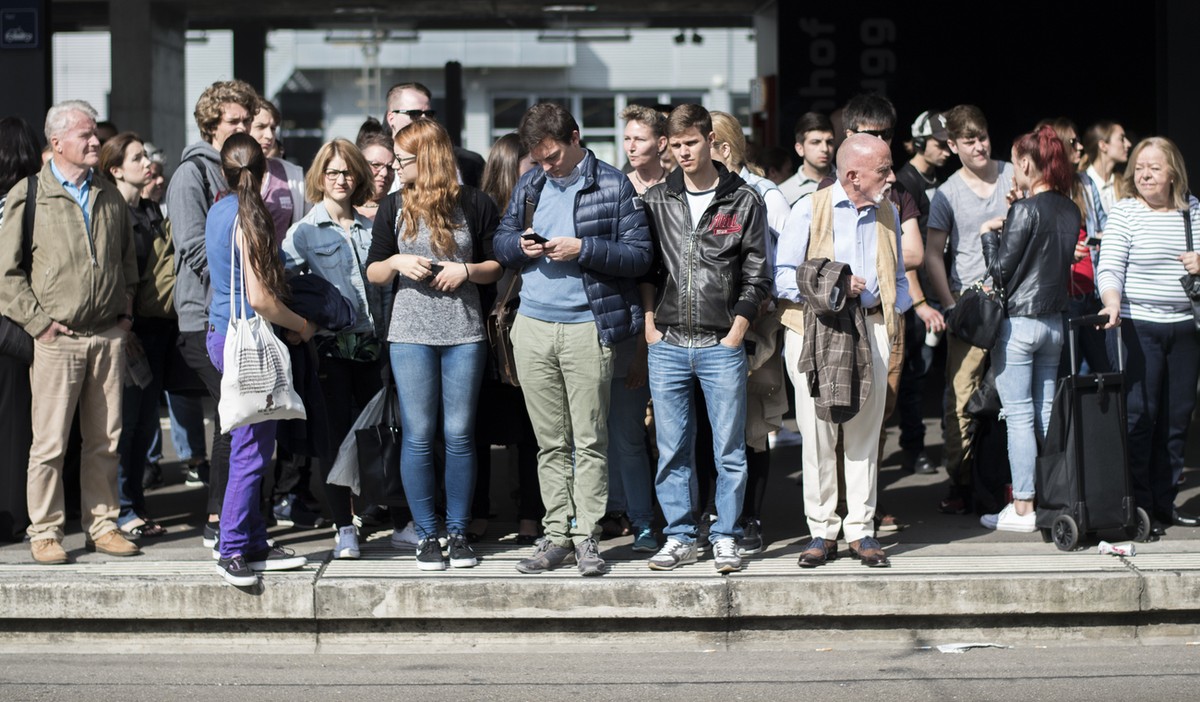 ARCHIVBILD ZUR NEUEN STUDIE VON SOMOTO ZUM THEMA STRESS IN DER SCHWEIZ, AM MONTAG, 30. OKTOBER 2017 - Pendler warten auf die Ersatztransportmittel wegen einer Bahnstoerung der SBB am Dienstag, 7. Juni ...