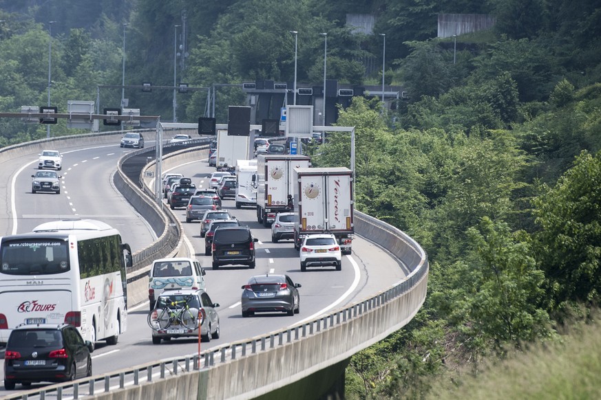 Der Gotthard Stau vor dem Seelisberg Tunnel Nordportal am Samstag, 19. Mai 2018. Der Reiseverkehr staut sich vor dem Gotthard Tunnel auf der Autobahn A2 zwischen Goeschenen und Stans in Richtung Suede ...