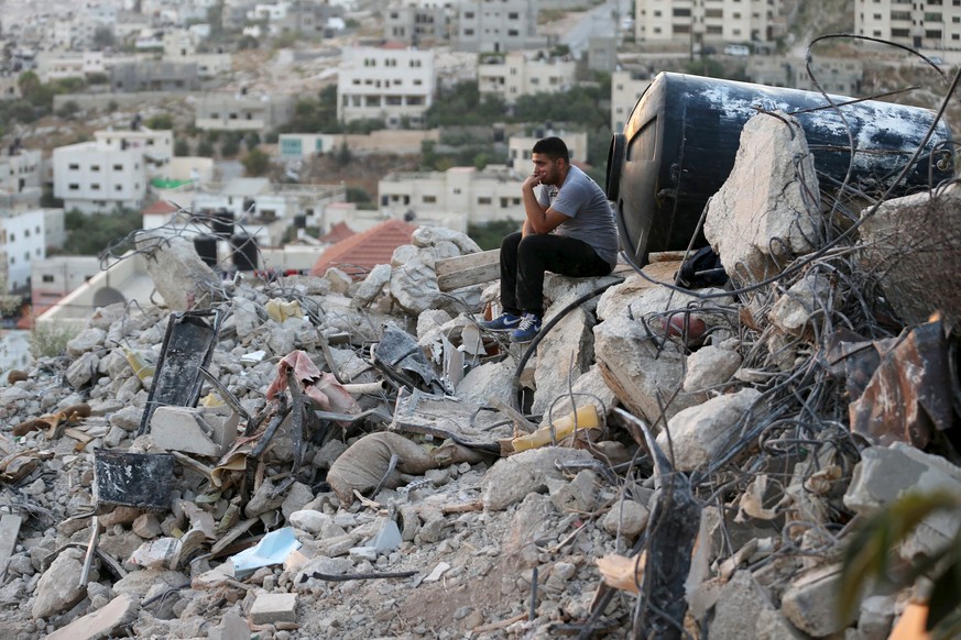 Jenin, Westjordanland: Ein Palästinenser sitzt auf den Trümmern von durch die israelische Armee zerstörten Häusern.&nbsp;