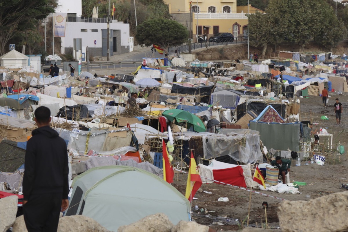 epaselect epa13216494 A migrant looks at makeshift tents erected by migrants along Trampolin Beach in Ceuta, Spain, 06 September 2026. Ceuta President Juan Jesus Vivas is expected to meet European Com ...