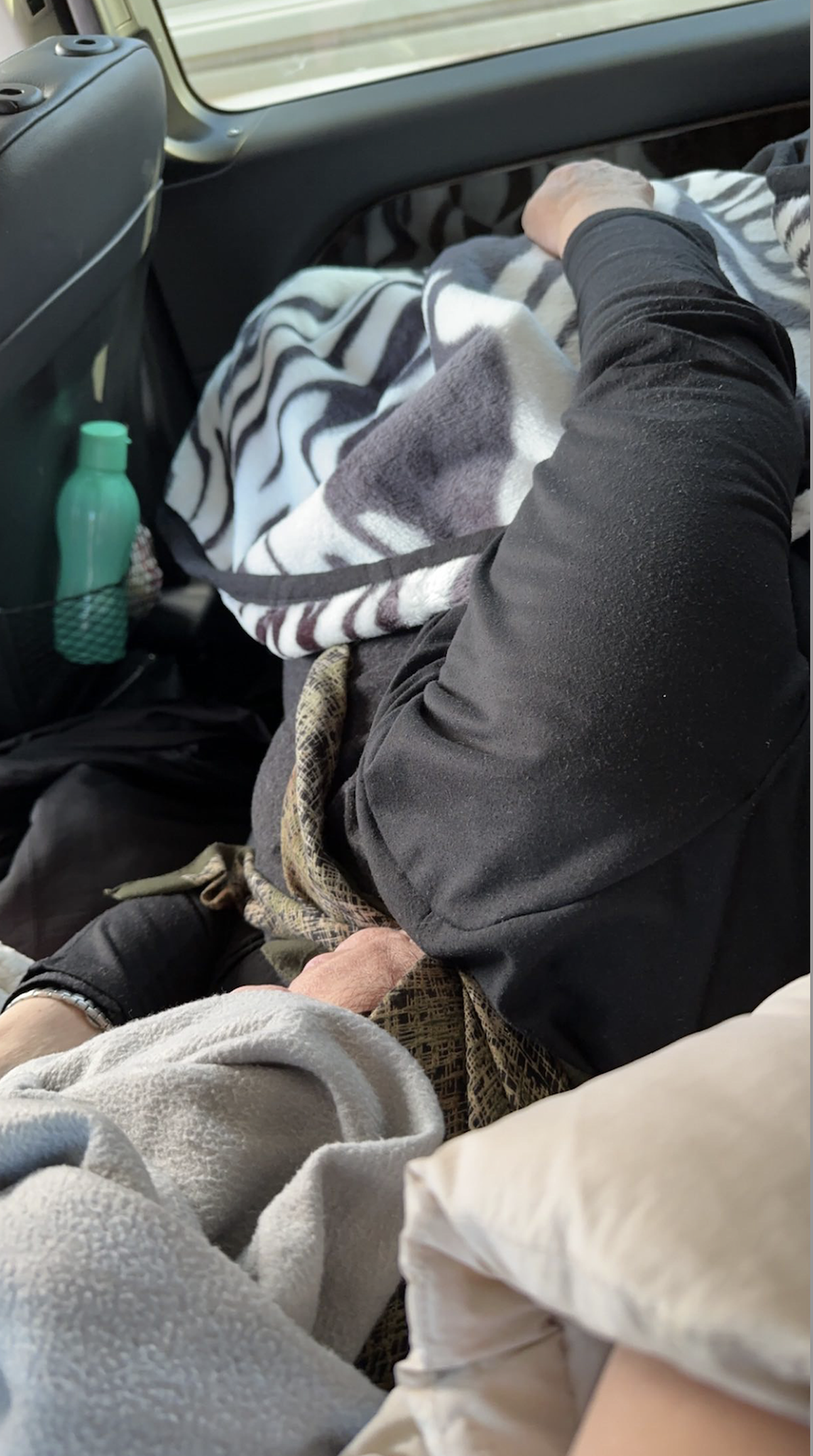 Eingemummt in warme Decken reist die Familie ins Krisengebiet.