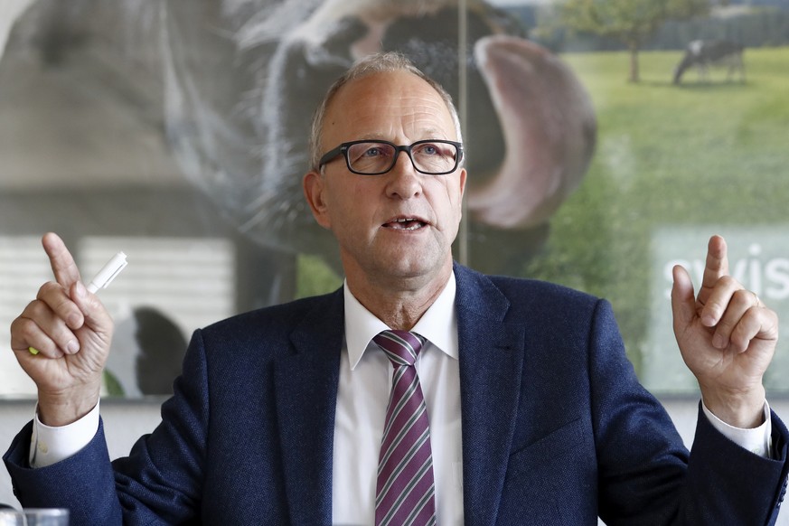 Peter Hegglin, Praesident der Branchenorganisation Milch, spricht waehrend einer Medienkonferenz der Schweizer Milchproduzenten, am Montag, 15. Oktober 2018 in Bern. (KEYSTONE/Peter Klaunzer)