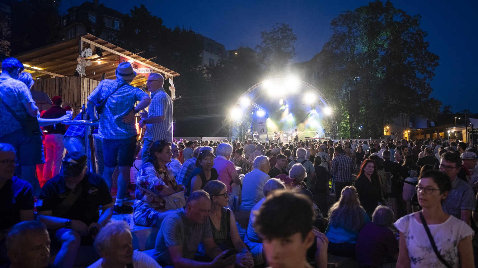 Besucher bewegen sich an der Badenfahrt 2023, aufgenommen am Freitag, 18. August 2023 in Baden. Das Volksfest Badenfahrt, das nur alle zehn Jahre stattfindet, dauert vom 18. bis zum 27. August 2023 st ...
