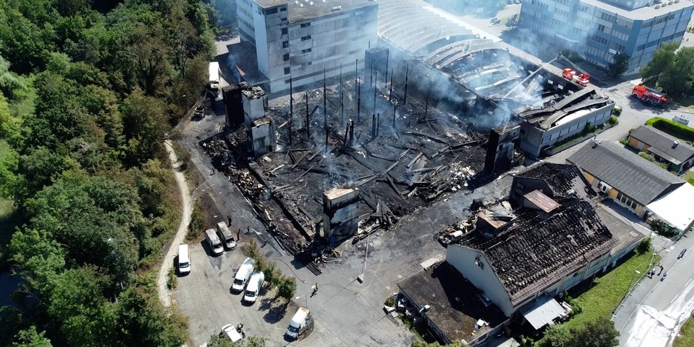 Am Tag nach dem Grossbrand in Spreitenbach sieht man das Ausmass. Die 30 Meter hohen Flammen richteten einen enormen Schaden im Industriequartier an.