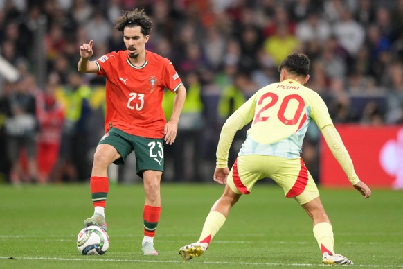 Fußball, Nations League, 20250608, Portugal - Spanien. Im Bild v.l. VITINHA Portugal, 23 Dribbling Ball, PEDRI Spanien, 20. München Munich Football Arena Bayern Deutschland *** Soccer, Nations League, ...
