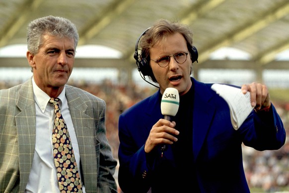 Fu�ballchef von SAT 1 Reinhold Beckmann im Interview mit Erich Ribbeck bei der Spiel-Analyse
Football boss from SAT 1 Reinhold Beckmann in Interview with Erich Ribbeck at the Game Analysis