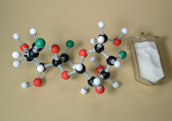 Struktur von Sucralose, Süssmittel, Süssstoff.
Weiss ist Wasserstoff (H), schwarz ist Kohlenstoff (C), rot ist Sauerstoff (O) und grün Chlor (Cl).